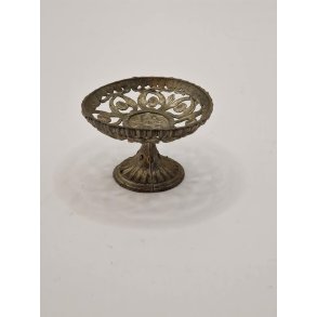 Opsatser og skåle fade på fod