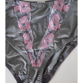 Trusser i forskellige st&oslash;rrelser (udelukkende nye trusser)