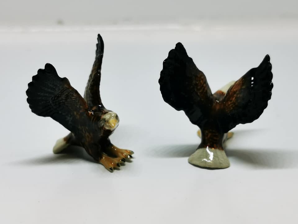 Laboratorium skotsk Ungdom Porcelæns ørn med løftede vinger (ny) - Div fugle og tilbehør - Frost  miniature
