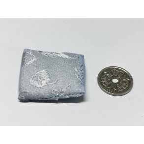 Lysegr pude i silke look (brugt)