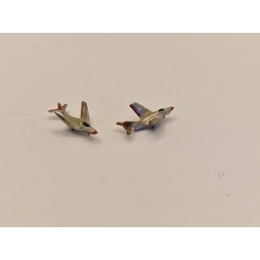 Miniature fly i plastik (gammel)