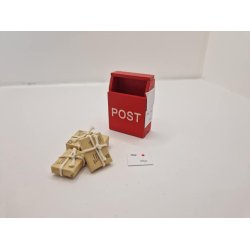 Postkasse i tr, med pakker og breve (nyt)