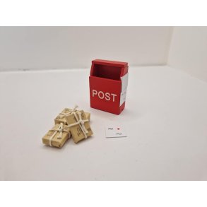 Postkasse i tr, med pakker og breve (nyt)