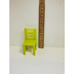 Stol i plastik til dukkehus scala 1:12 (brugt)