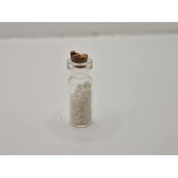Glas med korkprop og sm hvide perler (brugt)