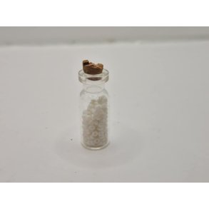 Glas med korkprop og sm hvide perler (brugt)