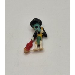 Meget lille figur med guitar i plastik (brugt)