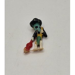 Meget lille figur med guitar i plastik (brugt)