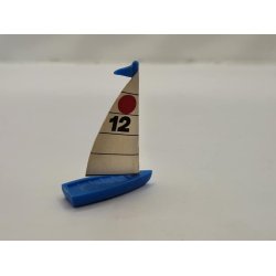 Lille jolle med sejl. I plastik og papir.