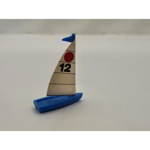 Lille jolle med sejl. I plastik og papir.