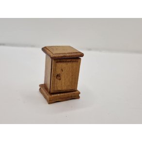 Natbord i tr (brugt)