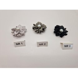 Rosette med perle (ny) . 4 cm