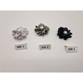 Rosette med perle (ny) . 4 cm