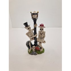 Skeletter omkring en lygtepl uden lys (ny)