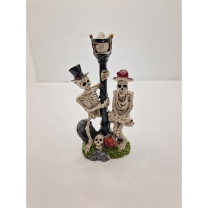 Skeletter omkring en lygtepl uden lys (ny)