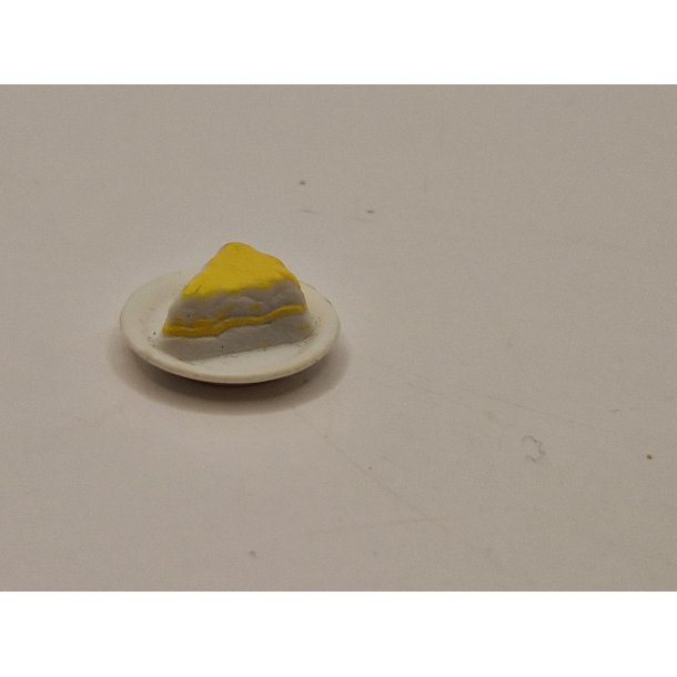 Tallerken med kage i plastik (brugt)