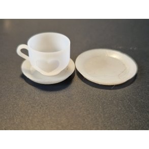 St med kop, underkrop og dessert tallerken i plastik (hndlavet/kan males)