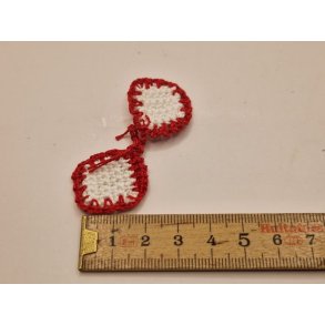 2 grydelapper hvide/rde (hndlavet)