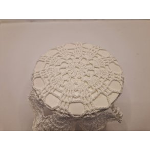 Rundt bord i tr, med dug (kan tages af) (brugt)