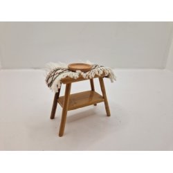 Skammel/lillebord med dug og under skl, det er limet p (brugt)