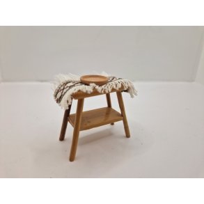 Skammel/lillebord med dug og under skl, det er limet p (brugt)