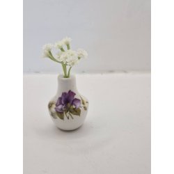 Vase i porceln med plastik blomster (brugt)