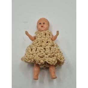Baby dukke i plastik med hndlavet tj (vintage) 5,7 cm