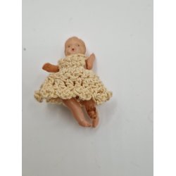 Baby dukke i plastik med hndlavet tj (vintage/lidt defekt) 4,5 cm