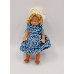 Dukke barn i plastik med hndlavet tj (vintage) 7,5 cm