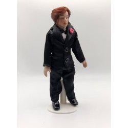 Brudgom/konfirmand i porceln. Scala 1:12. Hjde 15,5 cm (brugt/som ny)