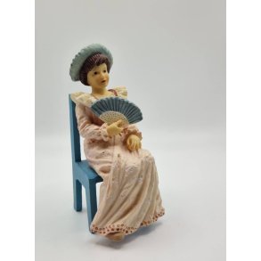 Dame dukke i resin (brugt) 11 cm siddende
