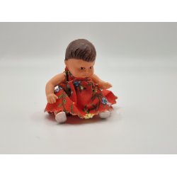 Ari dukke i gummi med kjole. Tysk (vintage) 6,5 cm