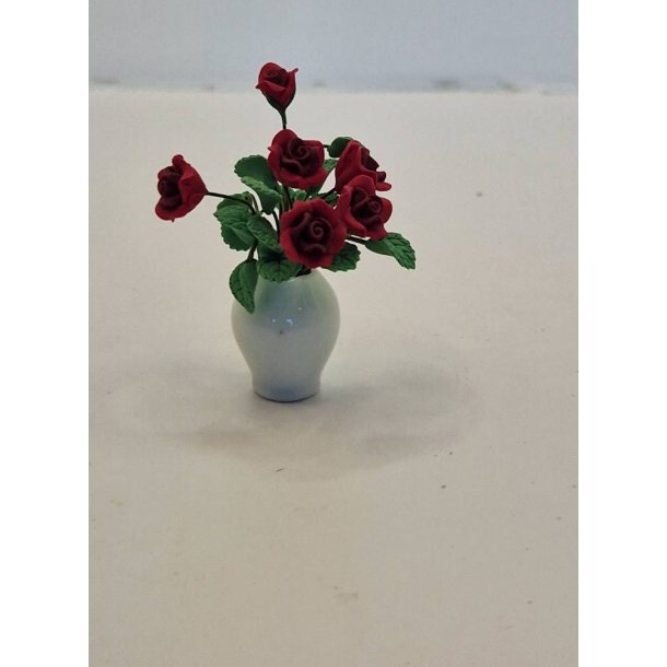 Vase i porceln, med rde roser (brugt/som ny)