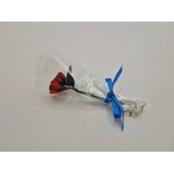 2 rde roser i cellofan og bl sljfe (hndlavet)