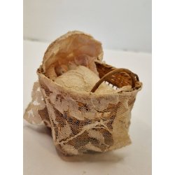 Barnevogn i kurveflet med baby dukke i porceln og sengetj (antik)