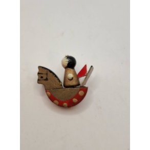 Gyngehest med dukke i tr (brugt)