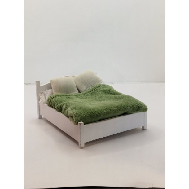 Dobbeltseng i tr, inkl sengetj og 2 puder (brugt)