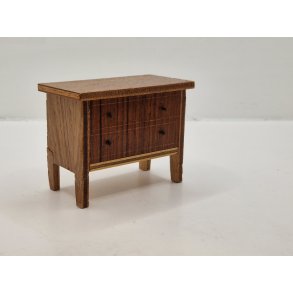 Kommode i tr (brugt/med lille skade)