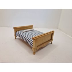 Lille seng i tr (brugt)