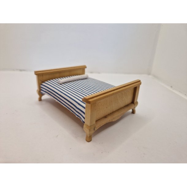 Lille seng i tr (brugt)