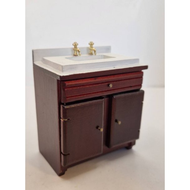 Skab med vask i tr (brugt/lidt defekt)