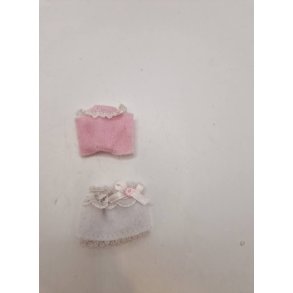 St. Bluse og nederdel. Sylvanian (brugt)