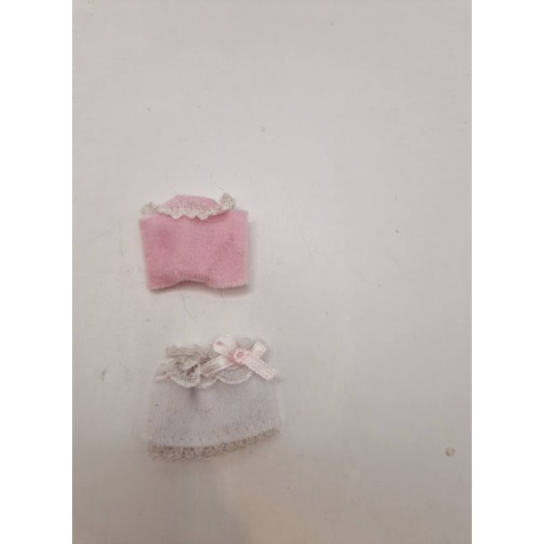 St. Bluse og nederdel. Sylvanian (brugt)