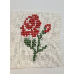 Stof med rd rose (hnd broderet)