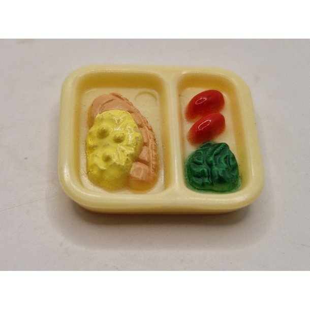 Tallerken med mad i plastik (brugt)