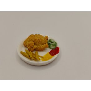 Tallerken med kylling, pomfritter og agurkesalat (delvis hndlavet)