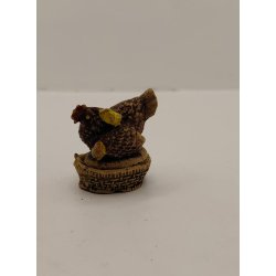 Hne med kyllinger i kurv med g. Elastolin/Danolin (antik)