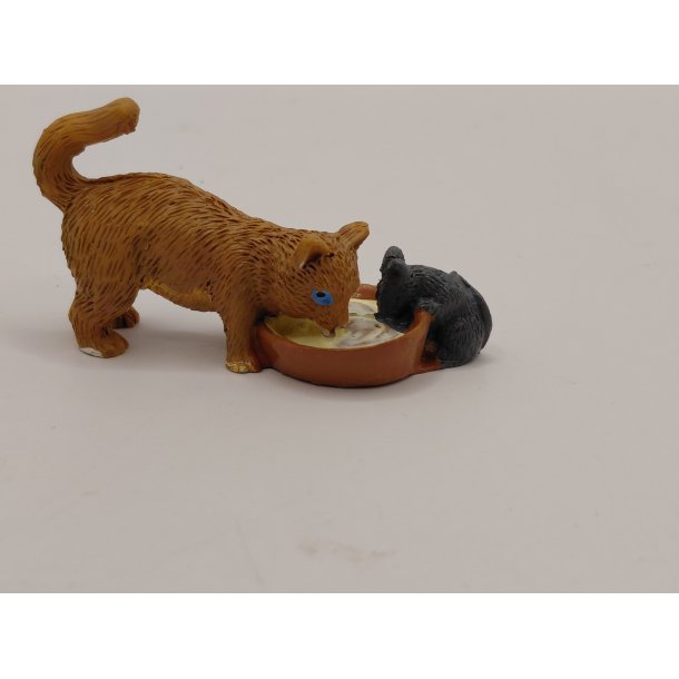 Mus og kat spiser sammen. I resin (nye)