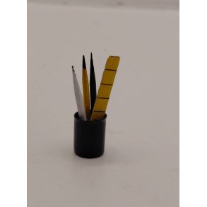 Krus med skrive redskaber (brugt)