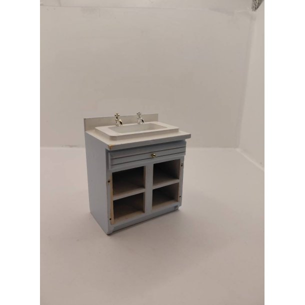 Skab med vask i tr� (brugt/defekt)